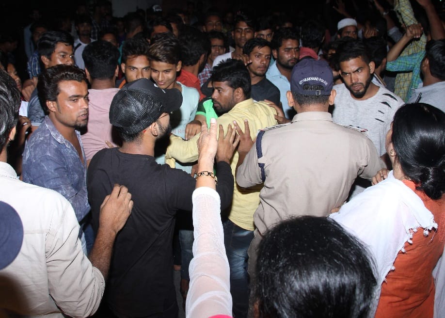 ग्रामीणों और विद्युत कर्मी भिड़े
