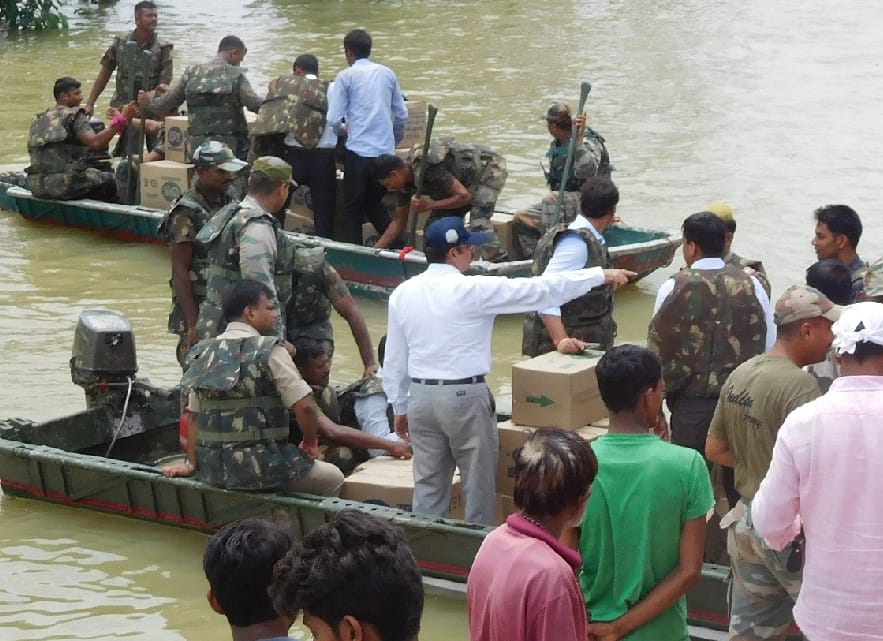 बाढ़ पीड़ितों की मदद को बढ़े हाथ