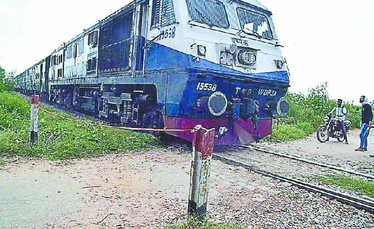 दर्जनों ट्रेनों के मार्ग बदले, आधा दर्जन रद्द