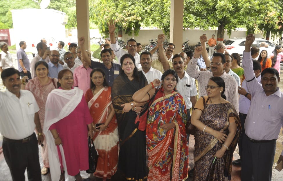 शिक्षकों ने काली पट्टी बांध दिया धरना