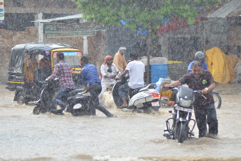 झमाझम बारिश ने आधे शहर को भिगोया