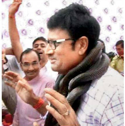 snakes-trapped-in-minister-s-neck