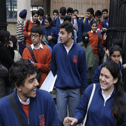 delhi government sent notices to private schools for taking huge fees