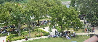 sikshamitra protest in lucknow for same work same salary 