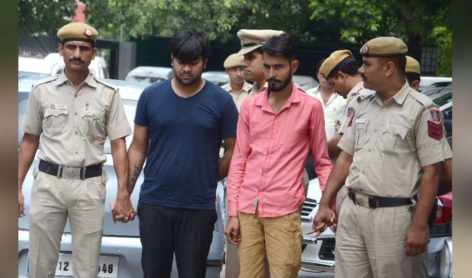  जालसाज युवकों को गांव वालों ने पकड़ कर पुलिस को सौंपा