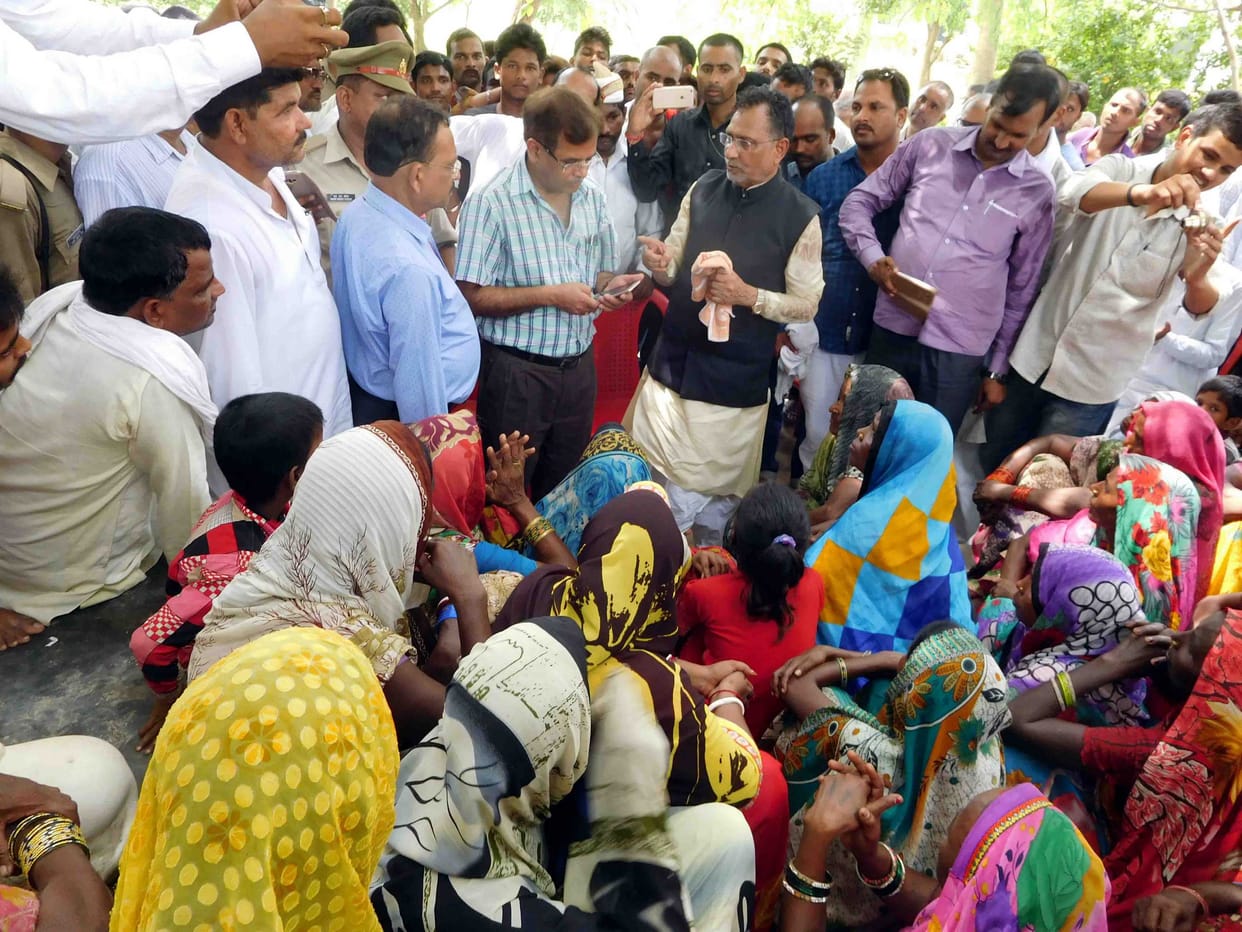 Kantan victims surrounded the leader of the opposition