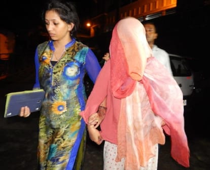 man and woman arrested for gold smuggling from china