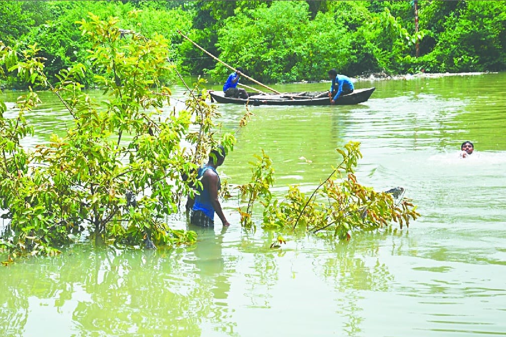 Three youth drowns after trying to take selfie while in a boat