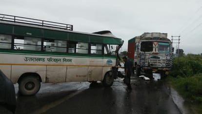 truck hit to roadways bus eight people injured
