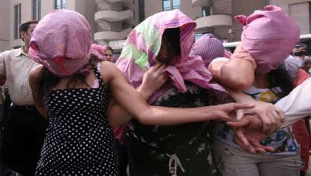 ludhiyana police raids in a hotel arrested five man with three girls 