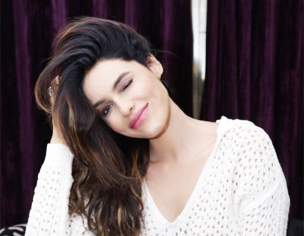 ex bigg boss contestent Gizele Thakral posts hot photos on instagram