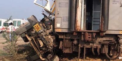 How passenger survive in kaifiyat express derailed in auriya
