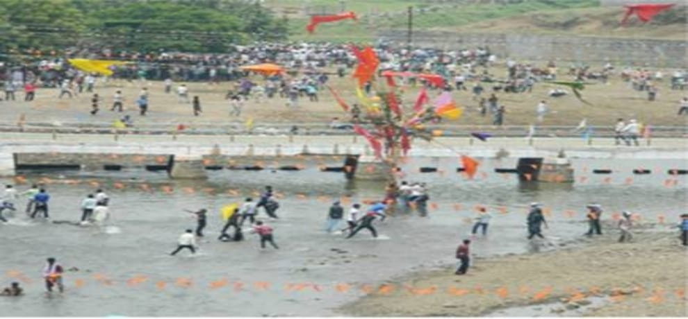 stone pelting in madhya pradesh at gotmar mela between chhindwara and pandhurna district