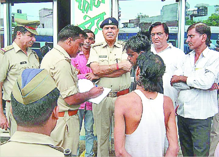 Station master and gangman cites Delhi