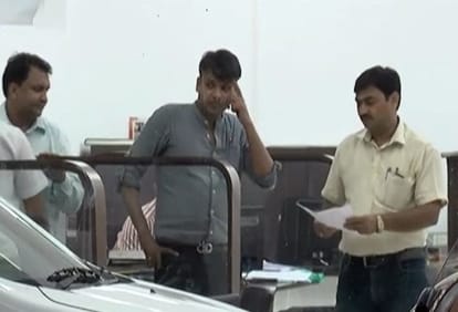 income tax raid on formar rail minister pawan bansal house and offices