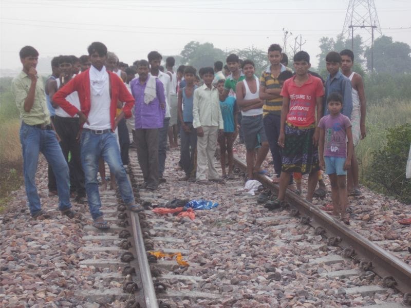 रेलवे ट्रैक पर मिले दो युवकों के शव