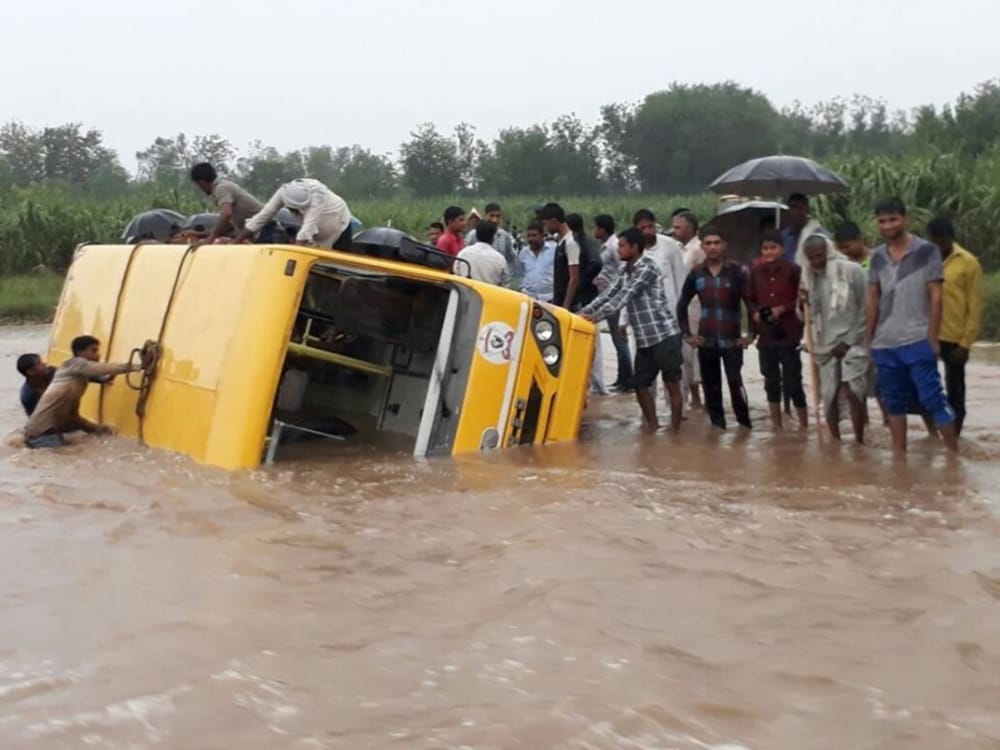 photos of school bus flows into flood 