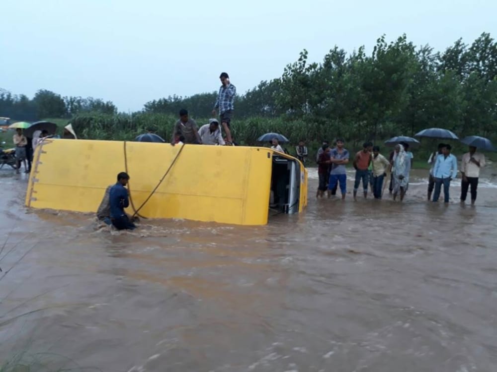 photos of school bus flows into flood 