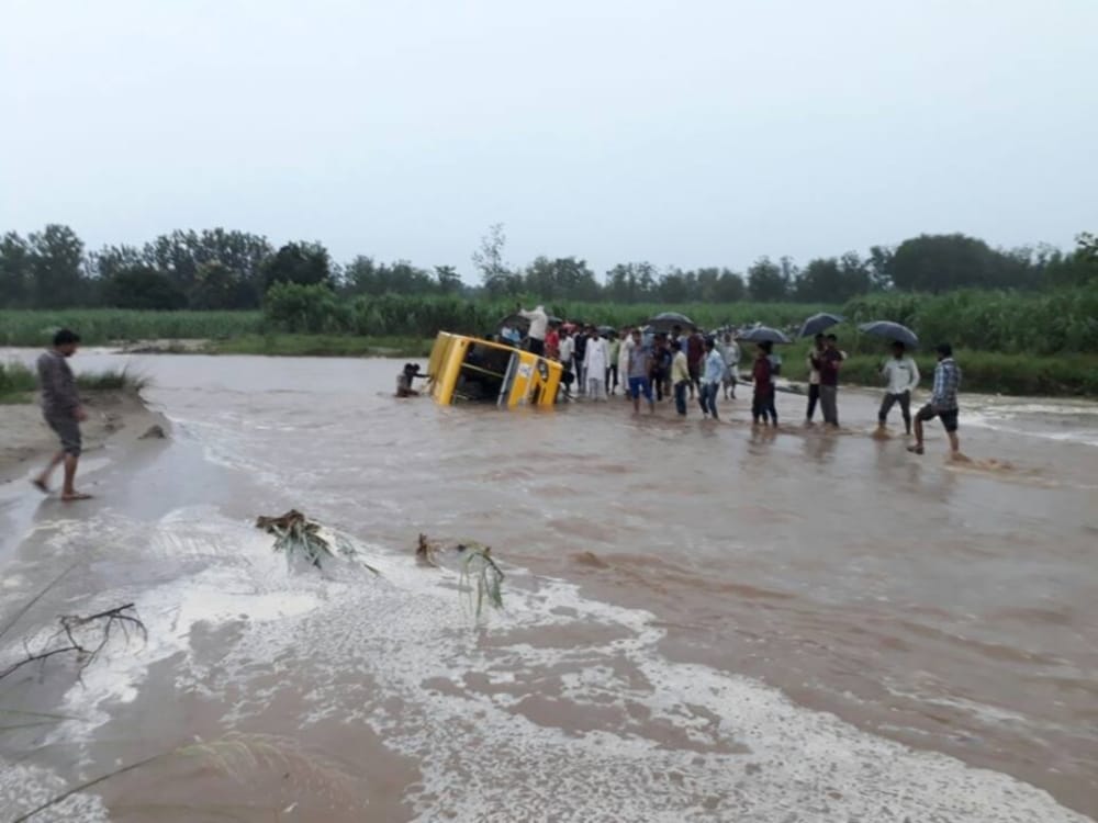 photos of school bus flows into flood 