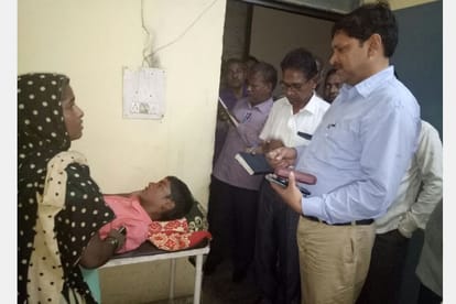 two students died in sultanpur when thunder falls on them.