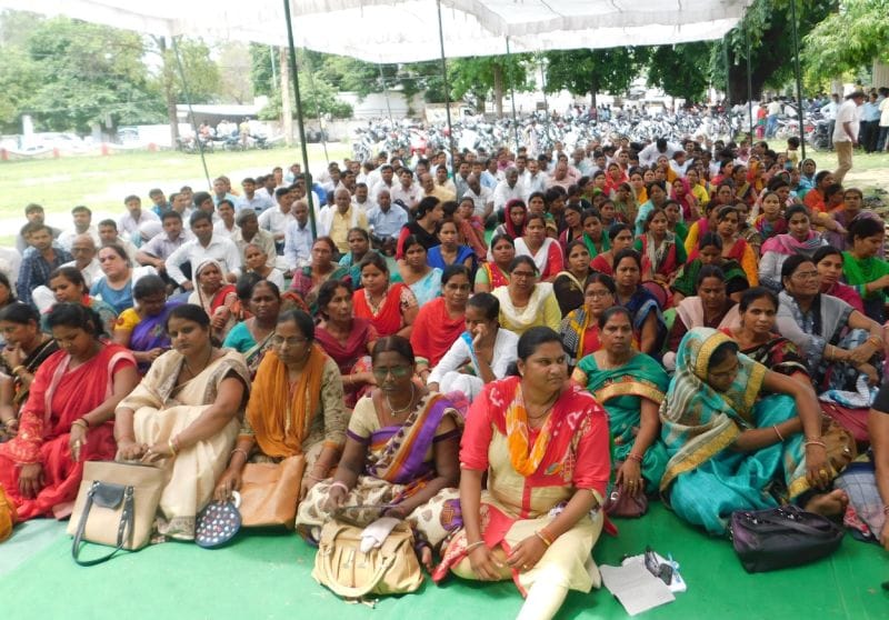मांगों को लेकर गरजे शिक्षक