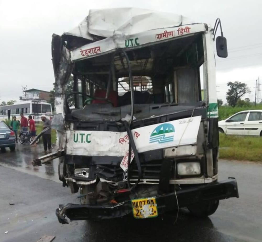 truck hit to roadways bus eight people injured