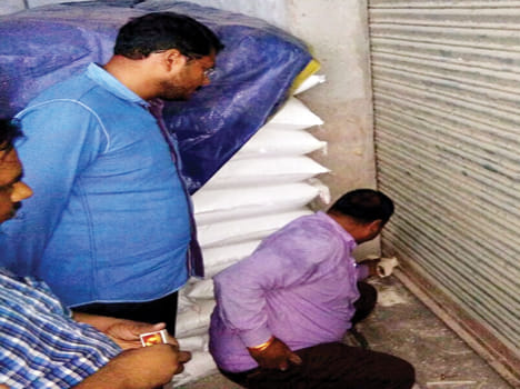 Two trucks caught rice, reported on three