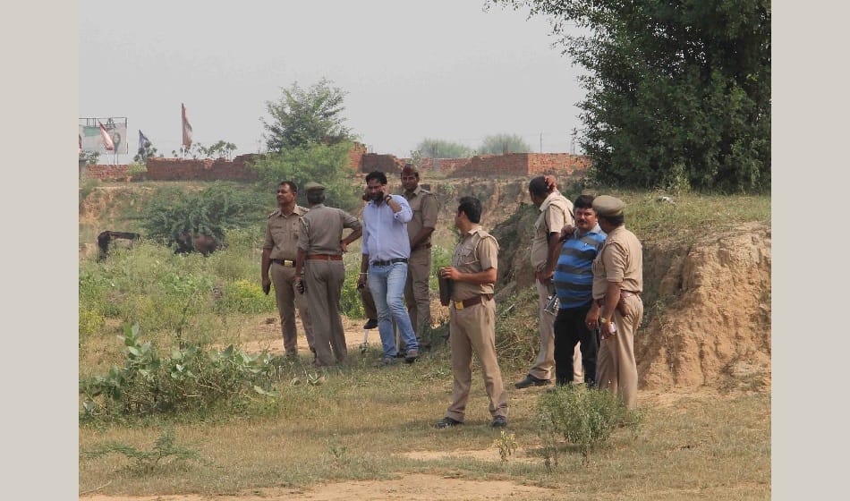  encounter between police team and criminals, 2 jawans injured in greater noida