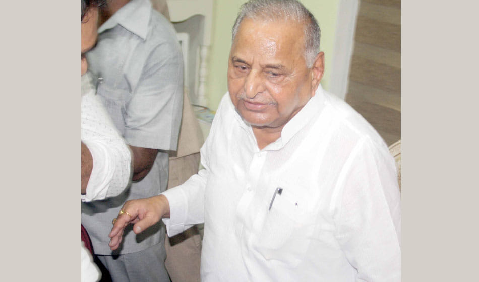 mulayam singh yadav car got puncher in ghaziabad 