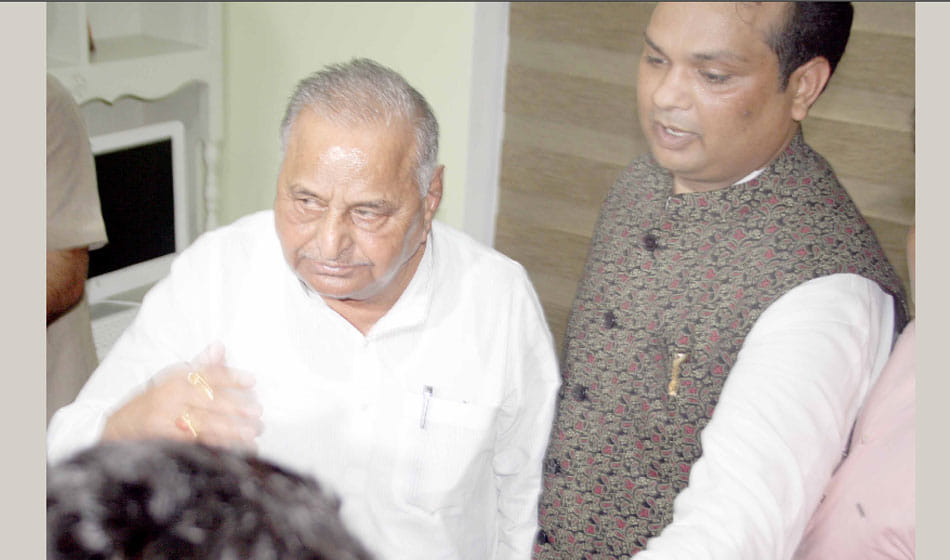 mulayam singh yadav car got puncher in ghaziabad 