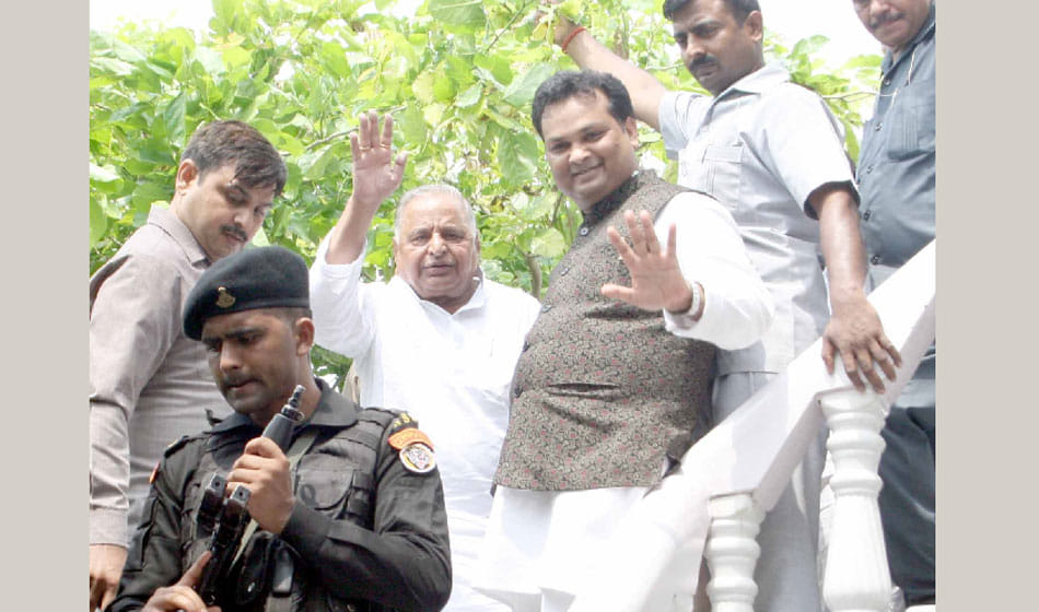 mulayam singh yadav car got puncher in ghaziabad 