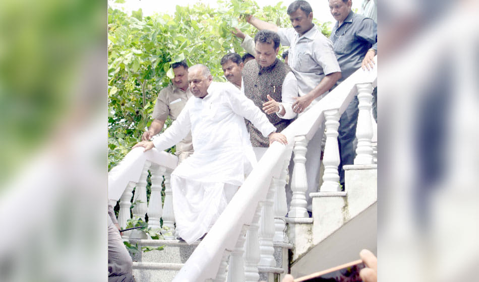 mulayam singh yadav car got puncher in ghaziabad 