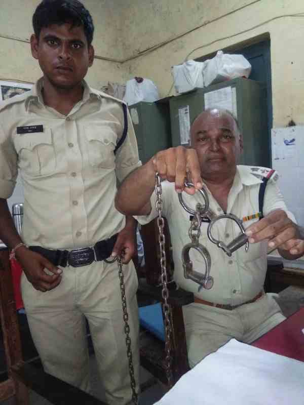 criminal ran from train by bluffing faridabad police 