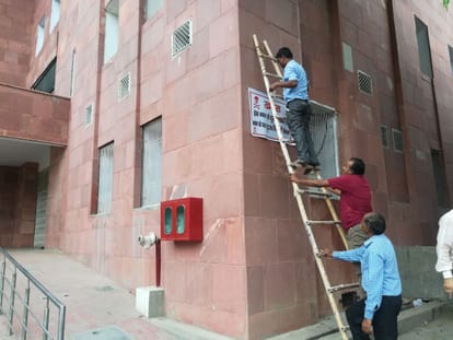 building of sn medical college agra has been locked