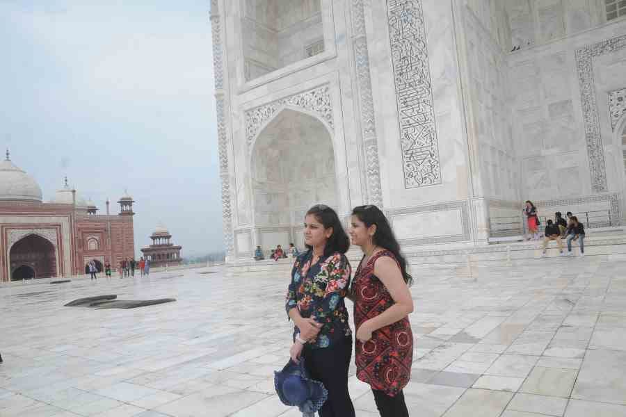dispute over photography during namaj in taj mahal