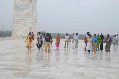 tajmahal is not on priority of uttar pradesh government for development 