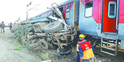 railways officers on kaifiyat express accident 