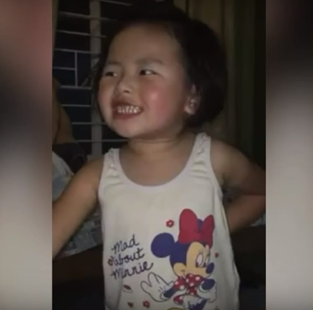 Viral Video cute girl sing the song Vande matram