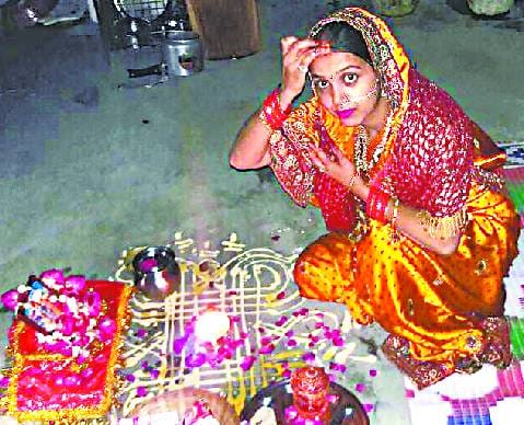 पति की लंबी उम्र के लिए रखा व्रत