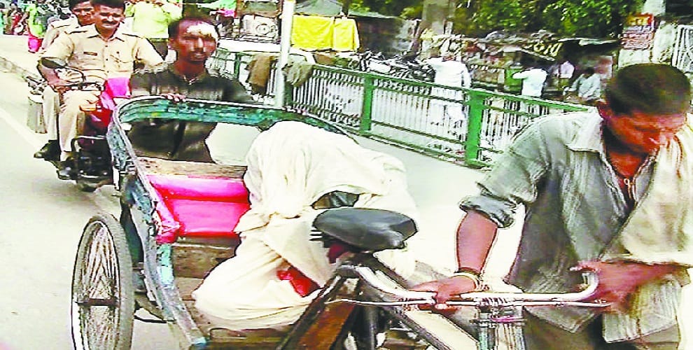 District Hospital refused to give ambulance, bodies sent to the open rickshaw