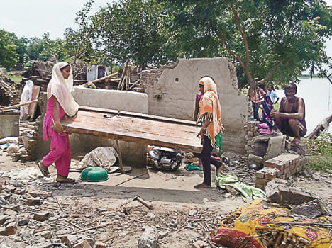 Three houses destroyed in the Ganges due to sharpening