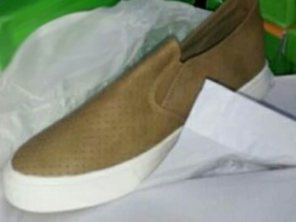 Boy gets shoes instead mobile phone in online shopping