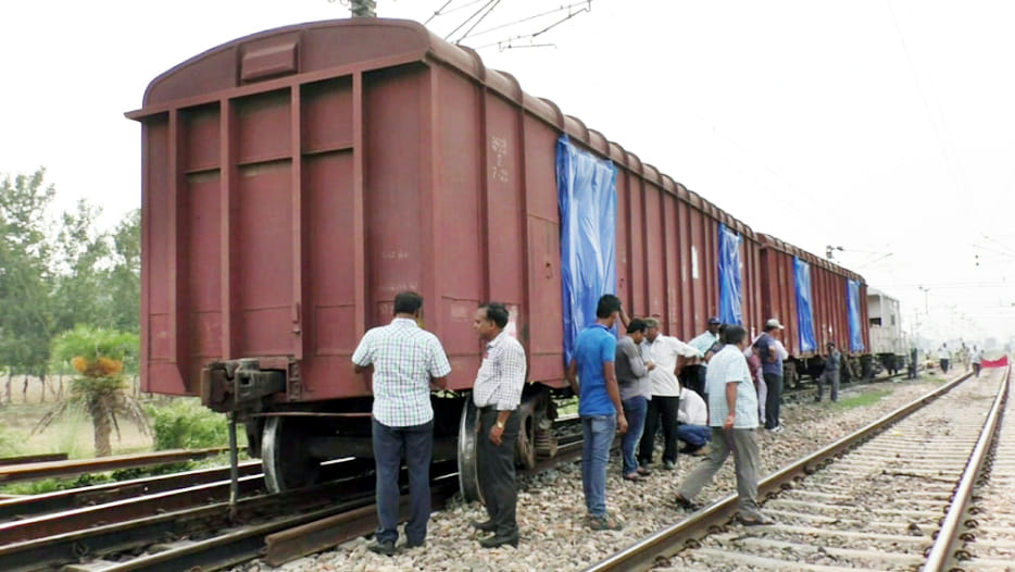 Another major rail accident escapes Dumper trapped on railway line etawah