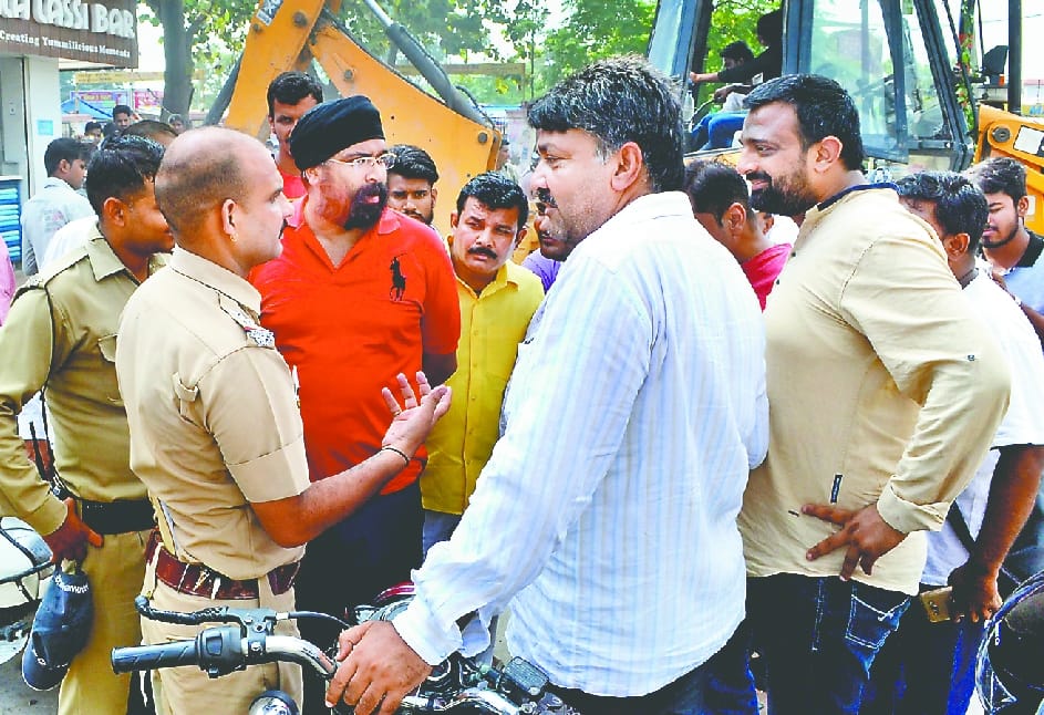Mayor and mla fight for martyr statue in roorkee