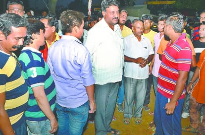 Mayor and mla fight for martyr statue in roorkee