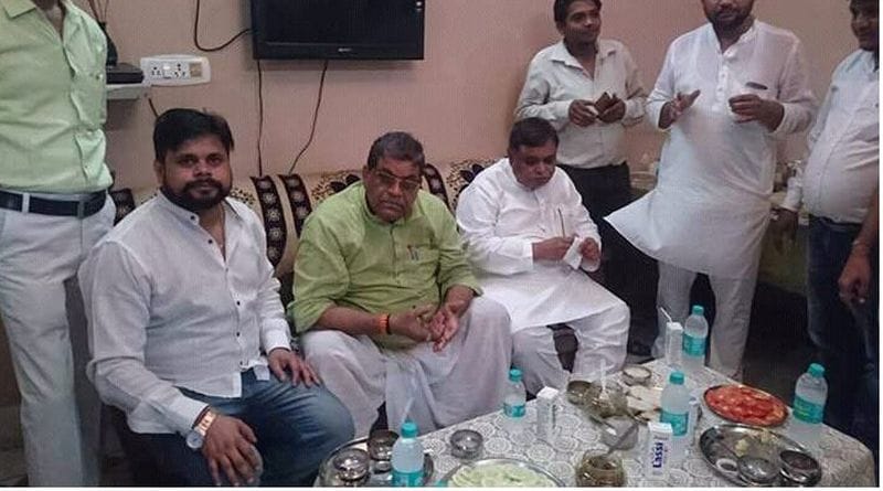 प्रभारी मंत्री ने कांग्रेस नेता के घर खाया खाना, कार्यकर्ता नाराज