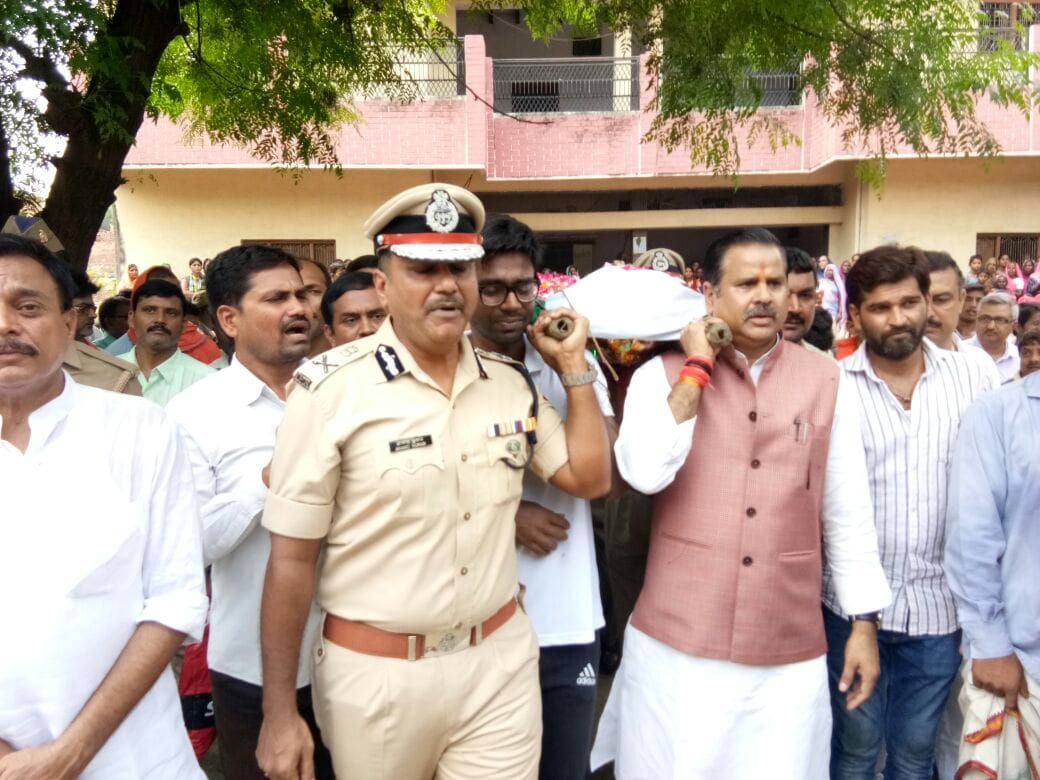 UP Minister of State reached Jaunpur martyr sub inspector For the last glimpse 