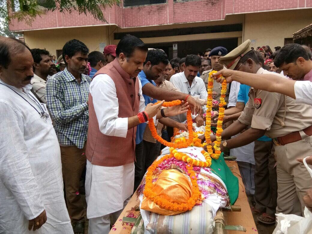 UP Minister of State reached Jaunpur martyr sub inspector For the last glimpse 