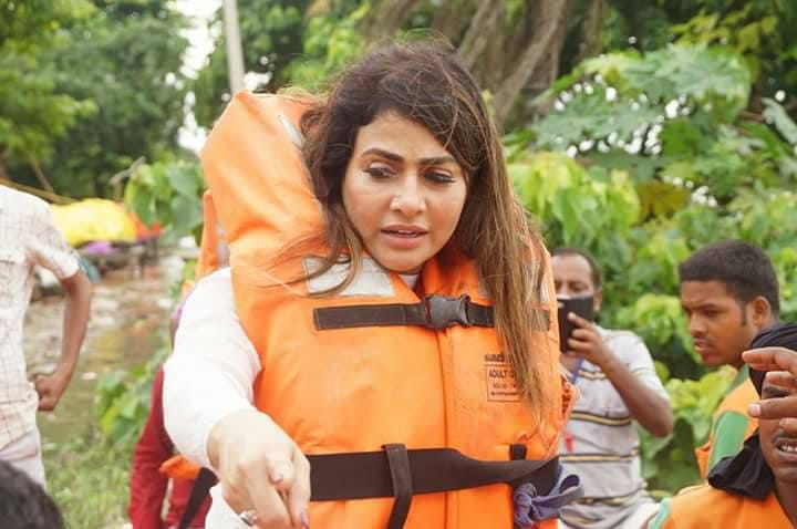 Bihar flood actress Pakhi Hegde reached for help of stranded people 