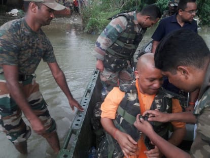 yogi government to give four lakh rupees to families who lost their kin in flood.